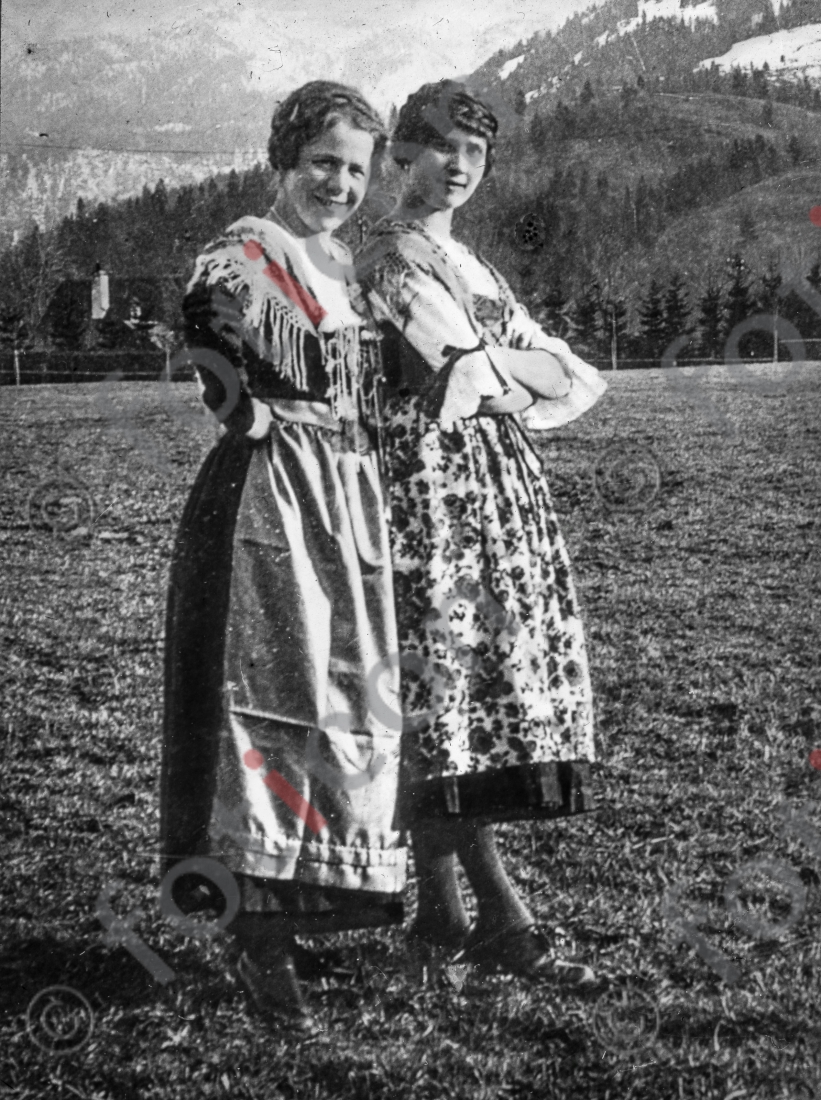 Mädchen aus Garmisch | Girls from Garmisch - Foto foticon-simon-105-002-sw.jpg | foticon.de - Bilddatenbank für Motive aus Geschichte und Kultur